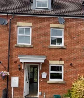 Darwin House | Modern 3-Bedroom Home 3 Minutes from Biggin Hill Airport - Secure Gated Community