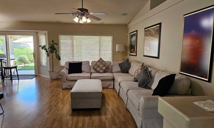 Paradise House | Modern 3 BR refreshing urban home