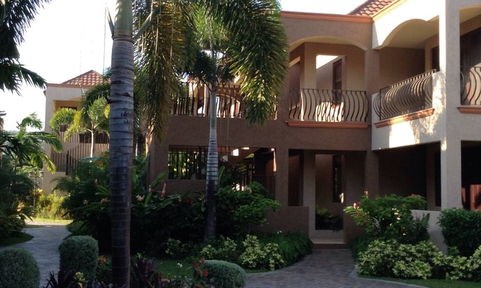 IronShore Estates Apartment | Modern 3 Bdrm - 3 1/2 Bath Apt. - Beach Pass/Pool/Gym/Wifi/Cable/Security/Gated