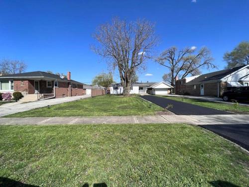 Calumet City Villa | Modern 3Bed 2Bath Ranch with DIY Art Porch 3TVs and Huge Front Yard to Enjoy!