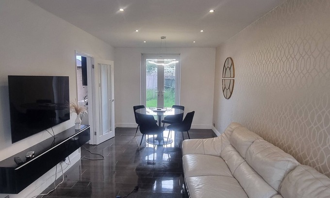 Slough House | Modern 3Bed House in Slough