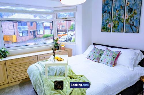 Manchester Apartment | Modern 4-Bed House, Free Parking & WiFi in Swinton