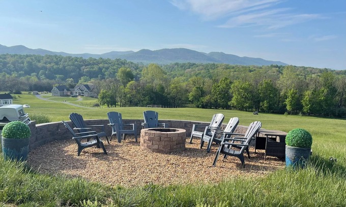 Stanley House | Modern 4-bedroom Country House in Stanley with WiFi, and A Big Sky View!
