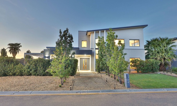 Mildura House | Modern 4 bedroom house with marina mooring, 2km from CBD