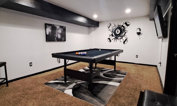 Idaho Falls House | Modern - 4 Bedroom - Pool Table- No Chores - No Contact Check In-