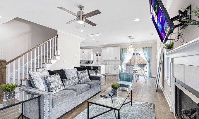 Sharonbrook House | Modern 4 BR/2.5 Bath w/wine & 5 mins to Light Rail