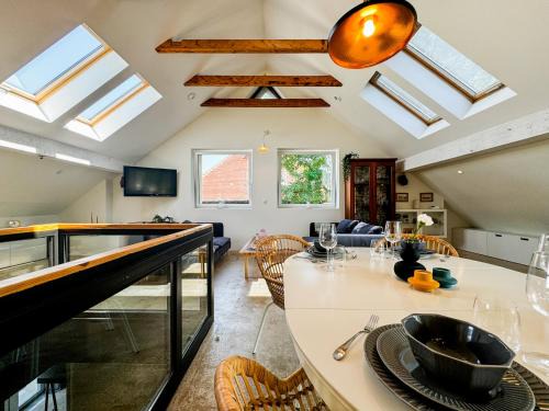 Psie Pole Apartment | Modern 4BD, 2 Balcony, Family & Work Haven! Near Park & Bus Stop
