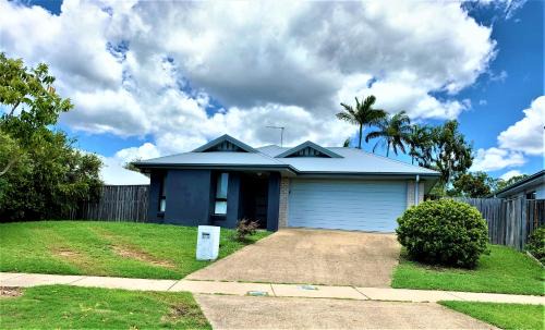 Gladstone House | Modern 4BR close to the Airport- Whole house