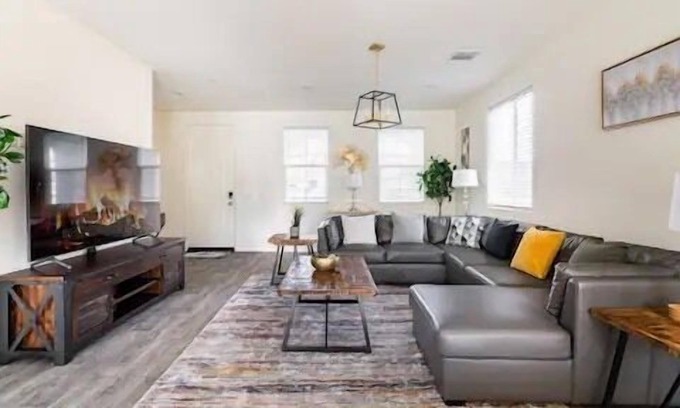 Fontana House | Modern 4BR Getaway Spa Perfect for Work & Family