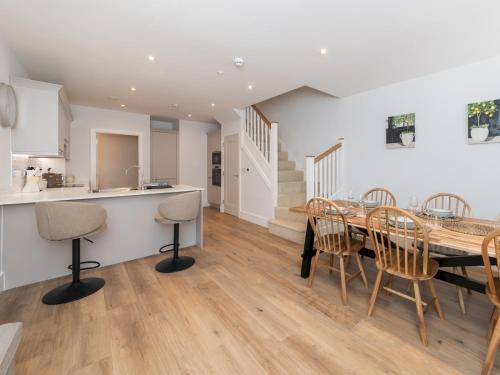 Reading House | Modern 4BR New Home near Biz Park Station Pass the Keys