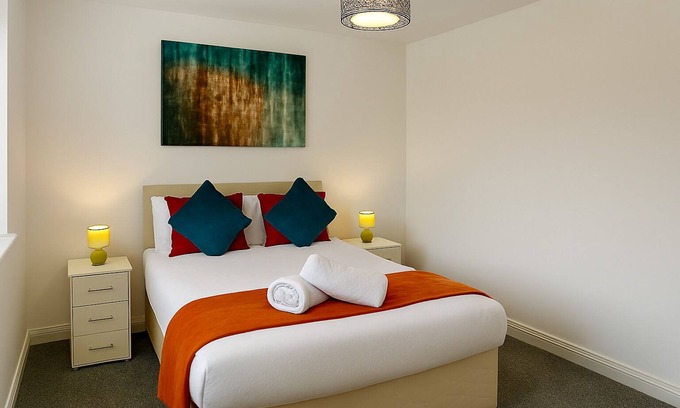 Leavesden House | Modern 5 BR Gem|Harry Potter - 2mins| Near London