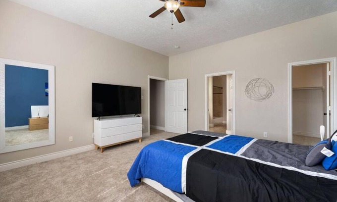 Cloverleaf House | Modern 6 Bedroom with Tons of Games