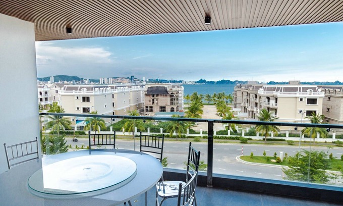 Ha Long Apartment | Modern 7-bedroom apartment with seaview balcony
