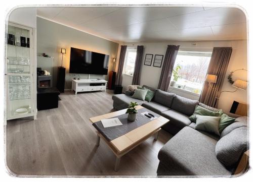 Tromso Apartment | Modern 75m Apartment Luxury King Bed,New Queen Bed, Free Parking, Perfect for Aurora Hunting and Exploring Kvaløya, Tromsø, and Surrounding Islands Year Round Easy drive from airport