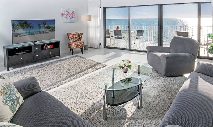Key Colony Beach Condo | Modern and Bright Remodeled Oceanfront 2bedroom Condo