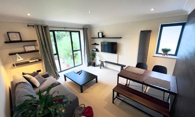 Hampton Wick Apartment | Modern and cozy 2-guest flat with gated parking