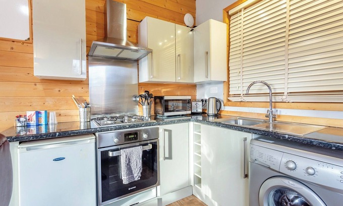 Banchory Ski Chalet | Modern and cosy lodge with one double and en suite walk in shower.
