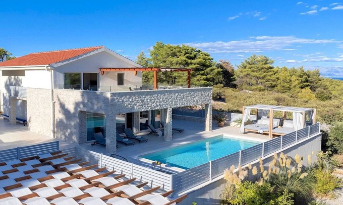 Pitve Villa | Modern and elegant villa situated in Pitve on the island of Hvar