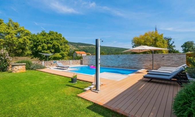 Donji Prolozac House | Modern and family-friendly holiday home with very well-kept garden and swimming pool.