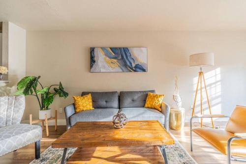 Haller Lake Apartment | Modern and spacious Apartment- Gym, Wifi, Free Parking