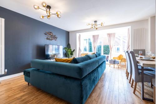Newport Pagnell Apartment | Modern and Spacious Home From Home 1 mile from M1 - with Netflix, Prime Video, PS5, free parking, superfast WiFi, BBQ - Sleeps 11 - By Brightleap Apartments