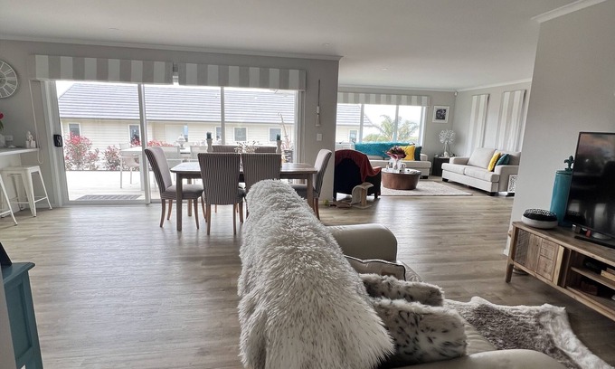 Cable Bay House | Modern and Spacious