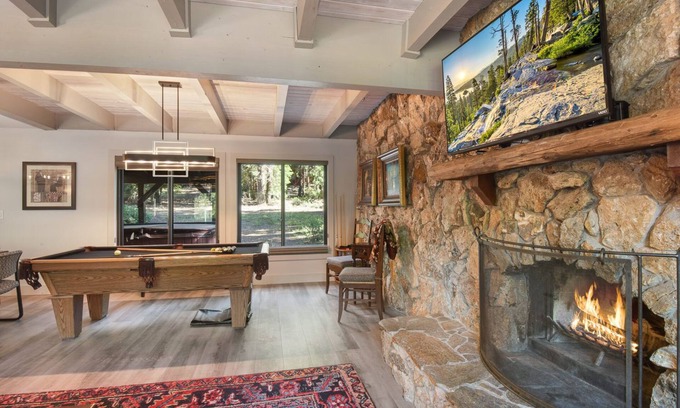 Kingswood Estates House | Modern and Updated 4 BDR Home in Tahoe Vista – Close to Northstar and Truckee!