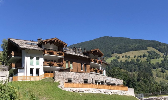 Viehhofen Apartment | Modern apartment with enclosed garden