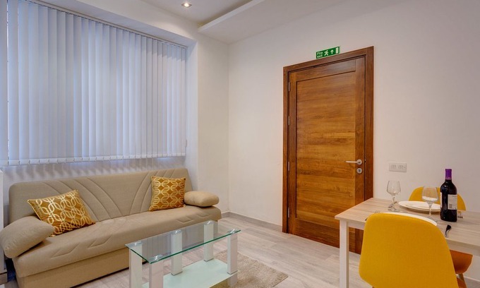 Tower Road Apartment | Modern Apartment 20 meters from the Promenade