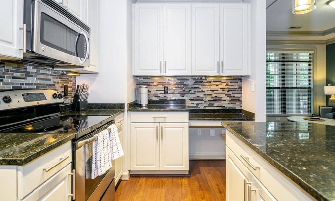 North Brookhaven Apartment | Modern Apartment in Prime Location (ID3752)
