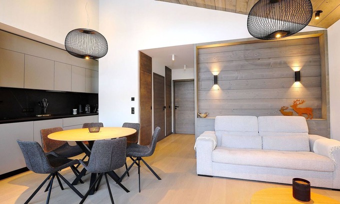 Le Praz Apartment | Modern Apartment Near Slopes with Parking in Courchevel Le Praz