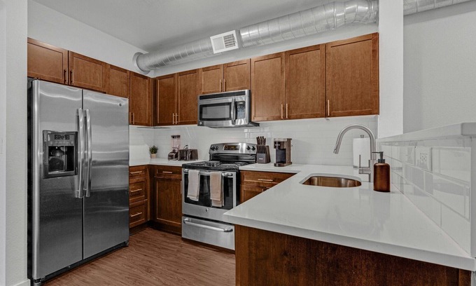 Wonderland Lake Apartment | Modern Apartment with Amenities 102