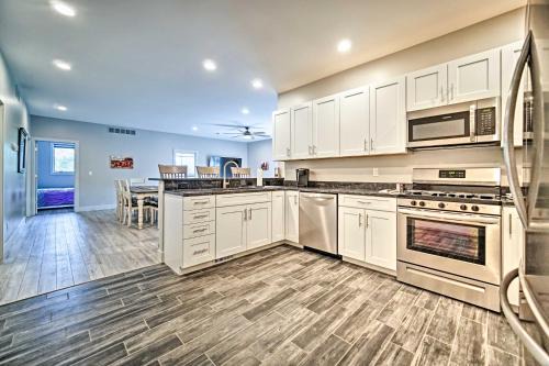 Grass Lake Apartment | Modern Apartment with Deck 3 Miles to Grass Lake!