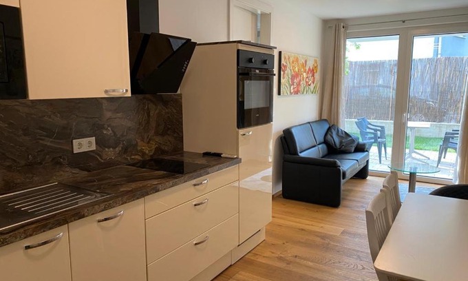 Grinzing Apartment | Modern apartment with garden near city center