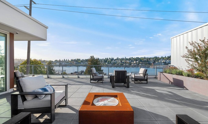 Eastlake Apartment | Modern Apartments w/Rooftop Lounge by Lake Union
