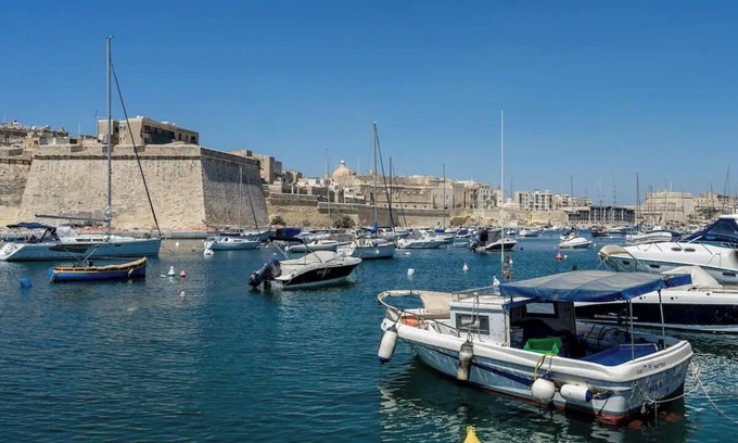 Madliena Apartment | Modern apt Kalkara seafront!