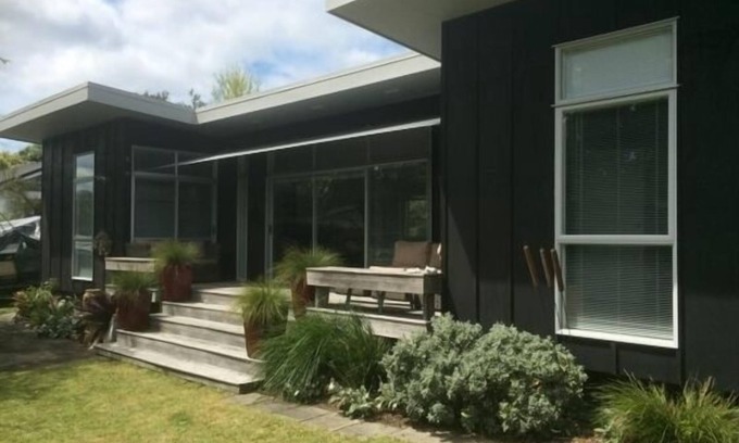 Pauanui House | Modern Bach - 6 min walk to Surf Club
