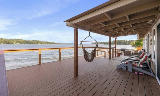 Allyn Cabin | Modern Beachfront Cabin with Hot Tub and Kayaks