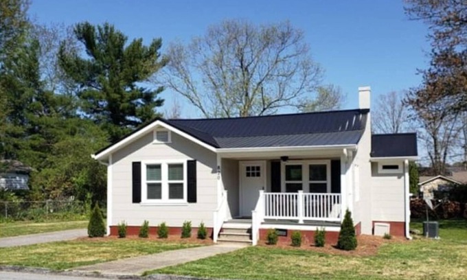 Hendersonville House | Modern Bungalow less than a mile from downtown Hendersonville