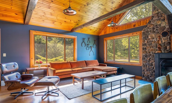 Town of Clermont Cabin | Modern Cabin/4-bedroom with Hot Tub in Germantown