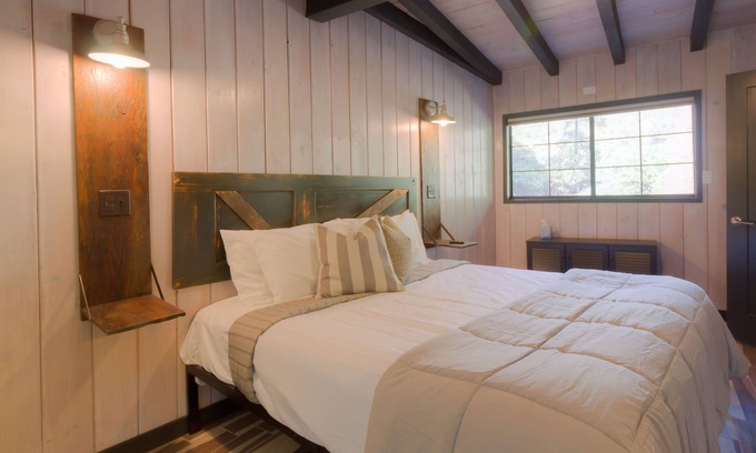 Sedona Cabin | Modern cabin for 4 with views of the red rocks and next to Slide Rock State park