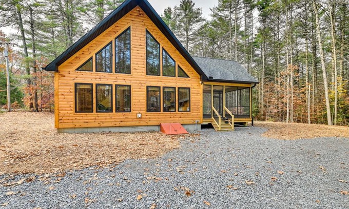 Gloversville House | Modern Cabin with Hot Tub and Sacandaga Lake Access!