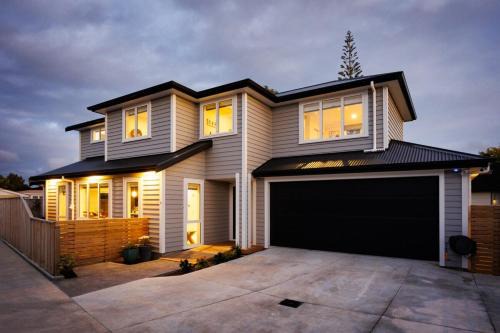 Palmerston North House | Modern, central & perfect for large groups!