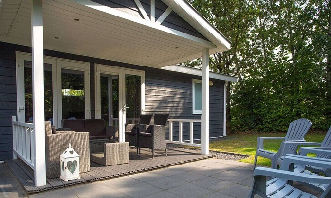 Municipality of Rhenen Cottage | Modern chalet with covered terrace in nature