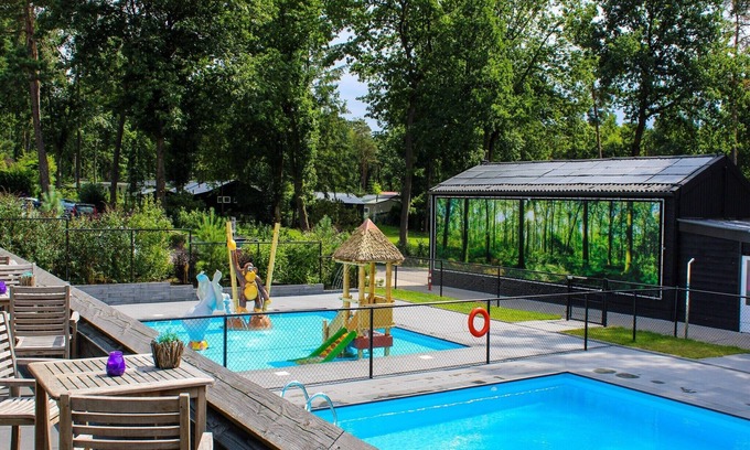 Bosgebied Hoenderloo House | Modern chalet with AC, located at a playground