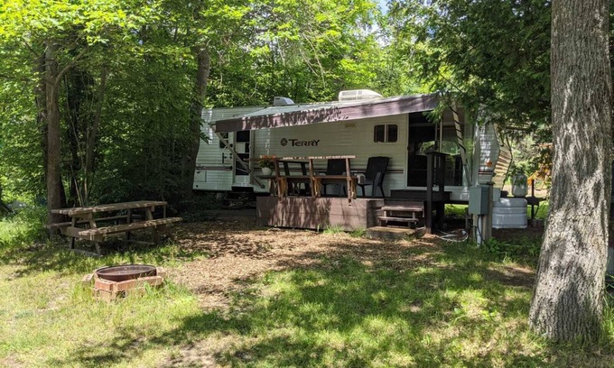 Cloyne House | Modern, clean trailer, waterview at small campground (The Terry)