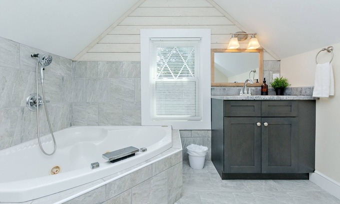Thomasville House | Modern Comfort Meets Relaxation- Spa Style Master with a Jacuzzi& Outdoor Oasis