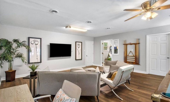 North Chesterfield House | Modern Comforts, Classic Charm: Neighborhood Gem