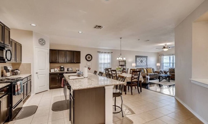 Solana Ridge House | Modern comfy home perfect for your Lackland/San Antonio Visit, mins to Sea World