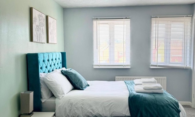 Cheshunt House | Modern, cosy 4-bedroom Townhouse | Near train, shops & London Access.